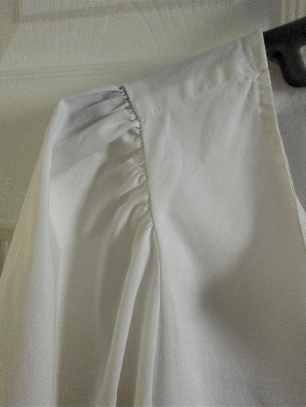 Banana Republic White V-Neck Puff Sleeve Blouse - size Medium - Picture 5 of 8